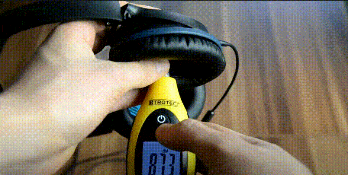 Measuring headphone volume with decibel meter (From: Youtube/Techscrew)