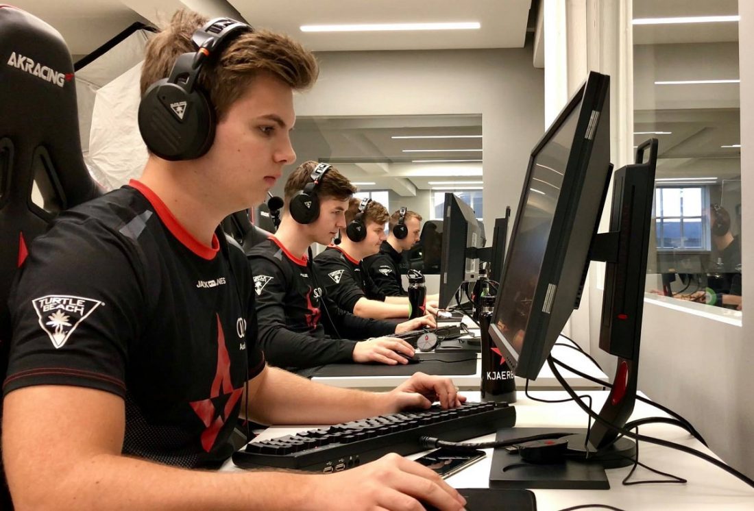 10 Best Cs Go Players And Their Gaming Headset Headphonesty