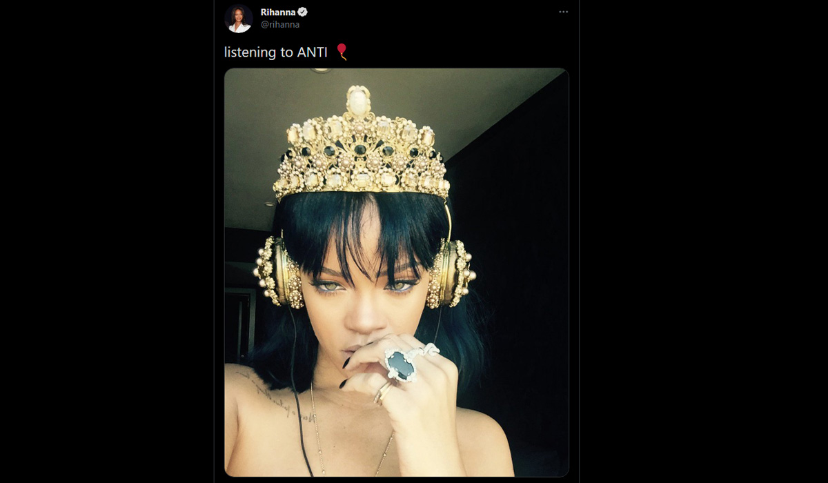 Rihanna's tweet about the D&G’s Crown headphones (From: Twitter)