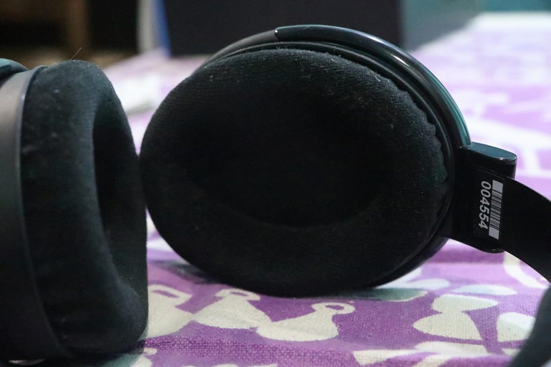 The velour ear pads have a nice feel to them and they are detachable