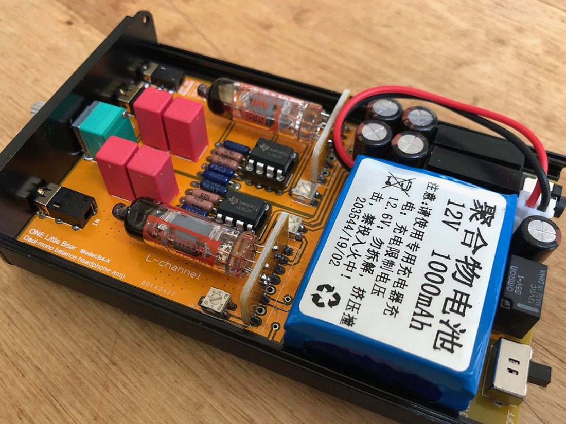 6 screws and you are under the hood. Of note are the 100mAh battery, socketed OpAmps, brand-name components and misspelling of “Dual-mono” on the board.