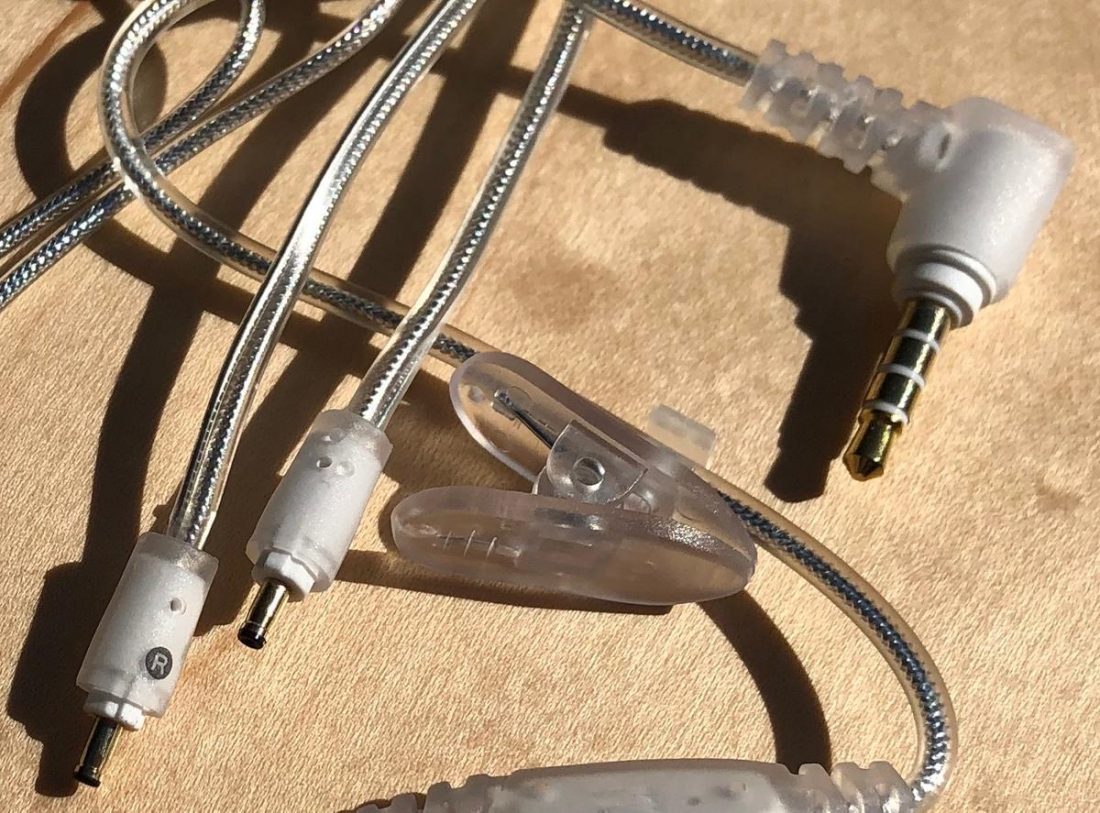 2 mm DC connectors, clip, 3.5 mm jack and Y-connector on the cable.