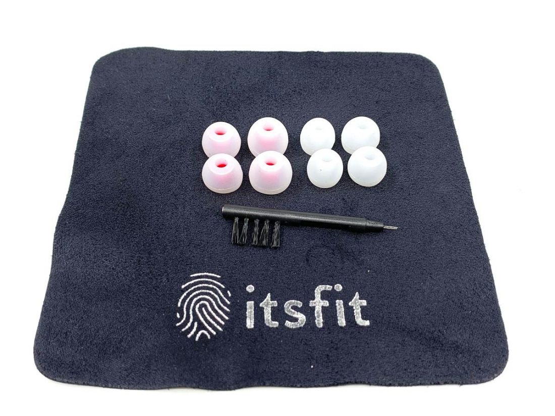 Four pairs of silicone ear tips and cleaning tools are included in the packaging.
