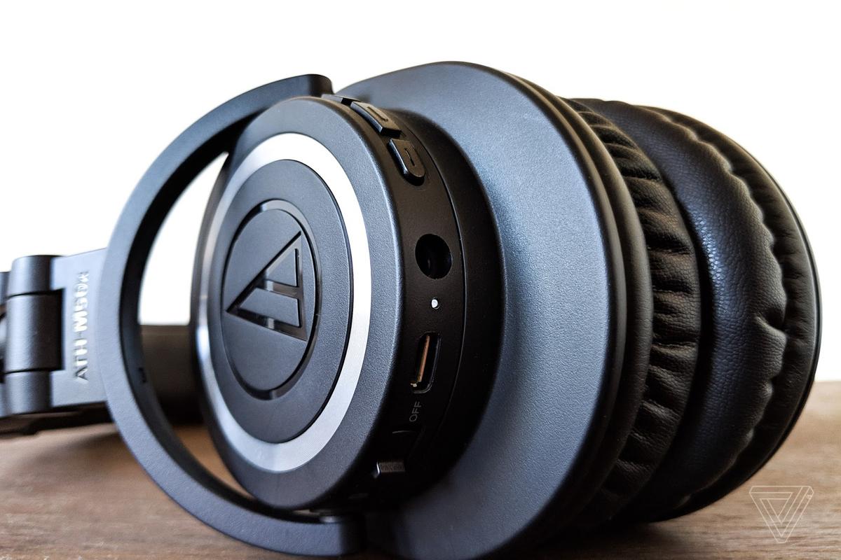 Audio Technica is named the official supplier of headsets and microphones for Lithuania-based Team Atlantis. The partnership marks as the Japanese firm's second deal in the e-sports industry. (From The Verge)