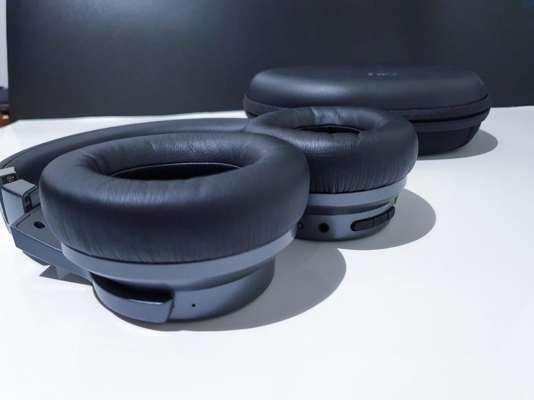 Plushy ear pads of the EH3 NC