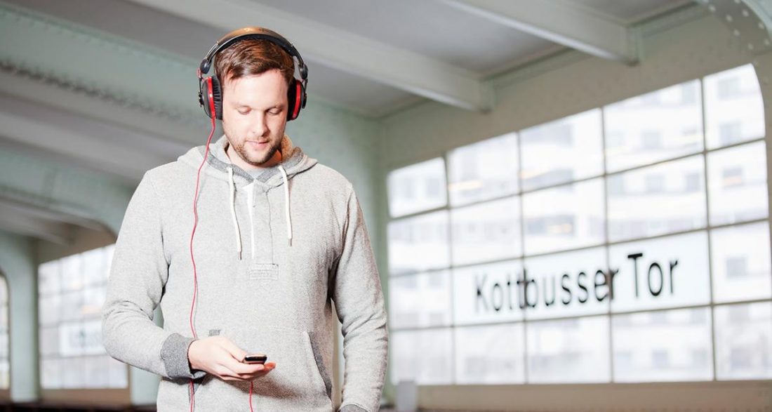 A person listening on headphones (From: blog.teufelaudio.com)
