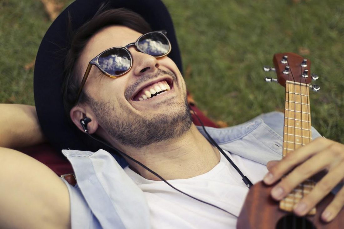 In-ear headphones are more comfortable to wear (From Pexels.com)