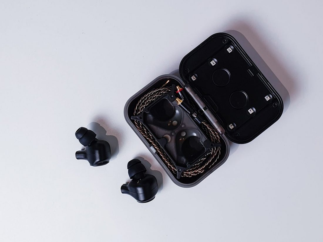 There is a cable compartment surrounding the earbuds in the case.
