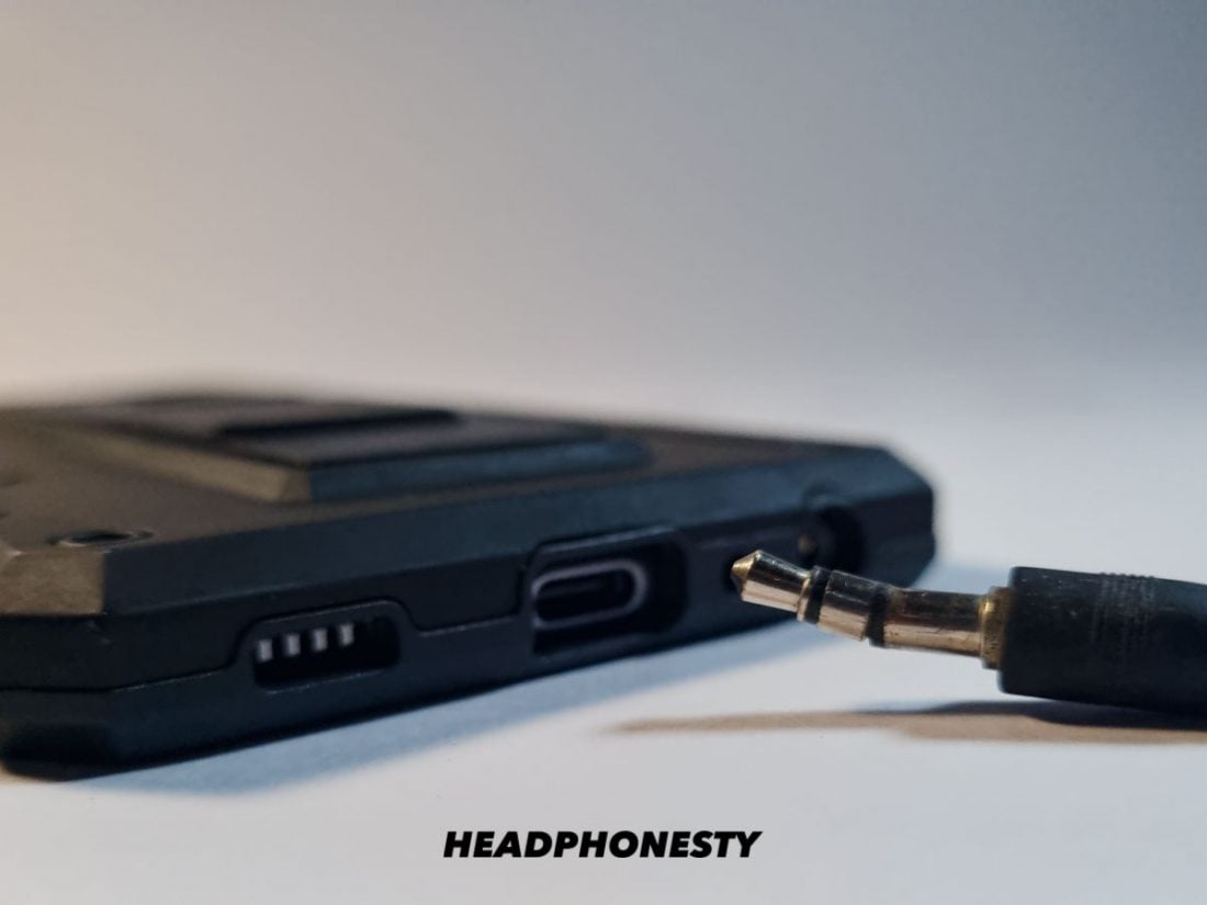 Bent headphone plug with port