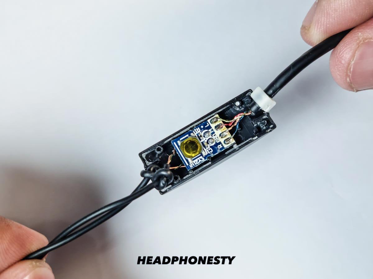 Headphones Only Work in One Ear: Common Causes and Easy Fixes - Headphonesty