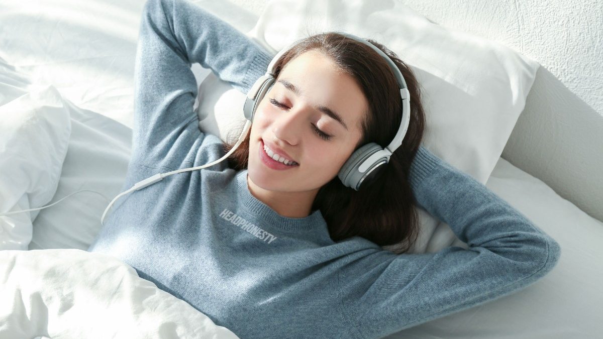 Sleeping With Headphones: How To, Benefits, Risks & Alternatives -  Headphonesty