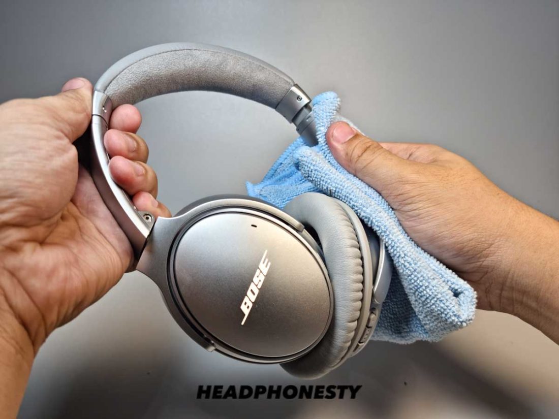 Cleaning headphones