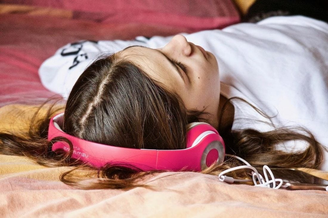 Lying on your back is the best position for sleeping with headphones on (From Pixabay.com)