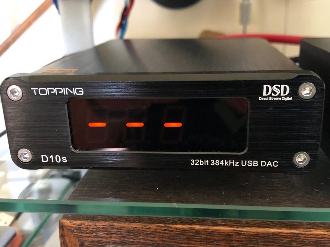 When the TOPPING D10s doesn't receive a signal, the display switches to 