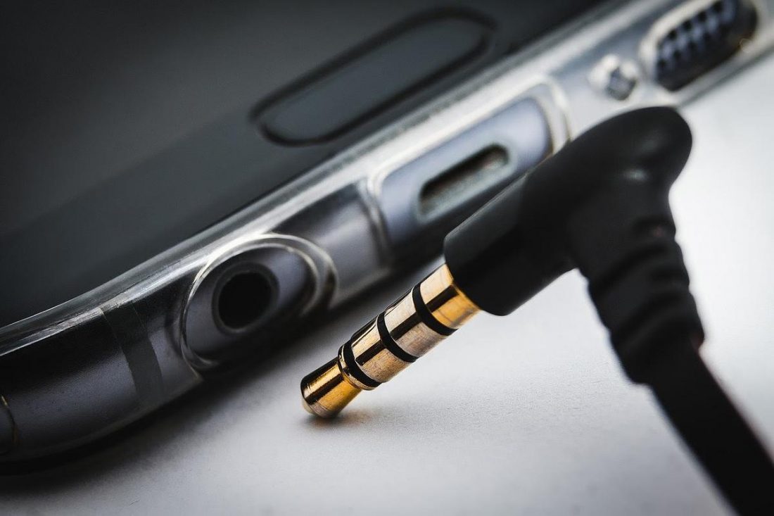 A right-angle headphone plug is harder to yank off the jack (From Pixabay.com)