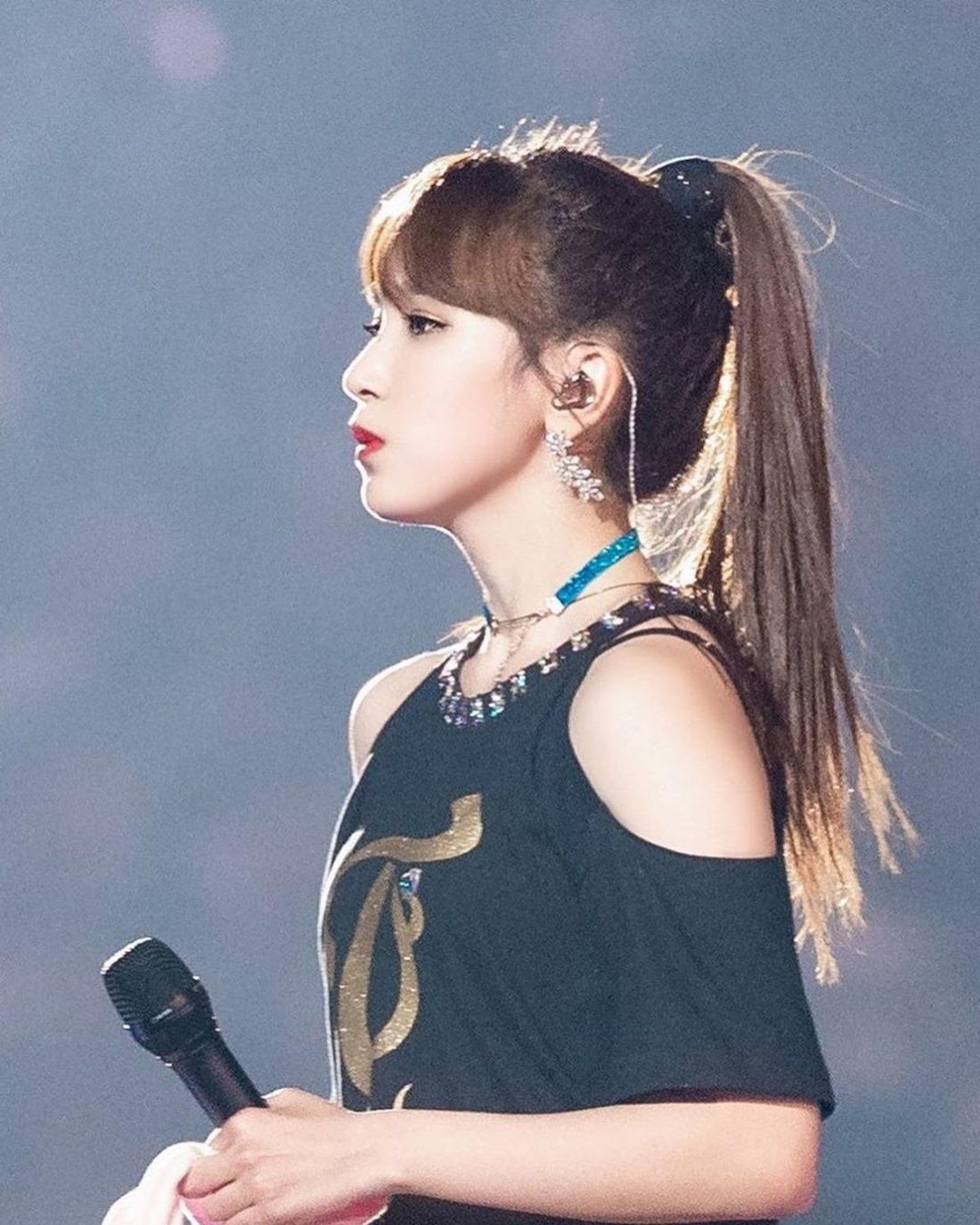 Singer wearing in-ear monitors during a live performance (From: gramho.com/profile/twice.no.toliko/).