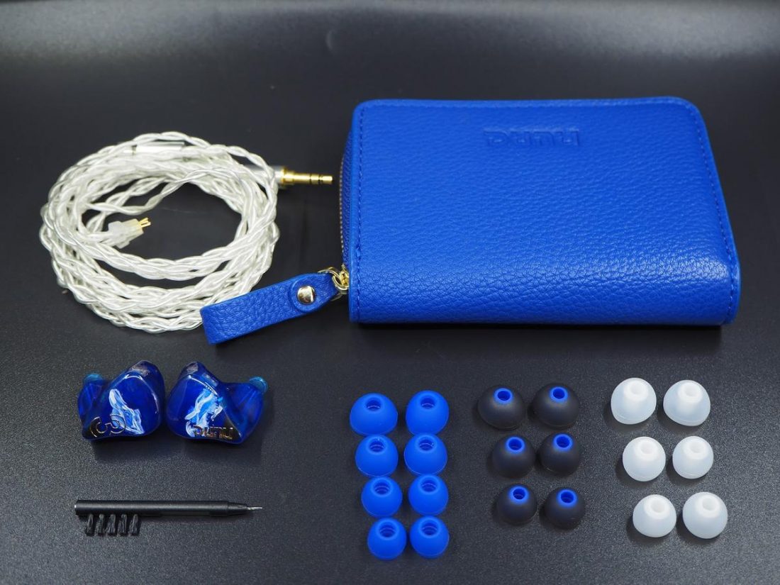 The accessories provided in the box
