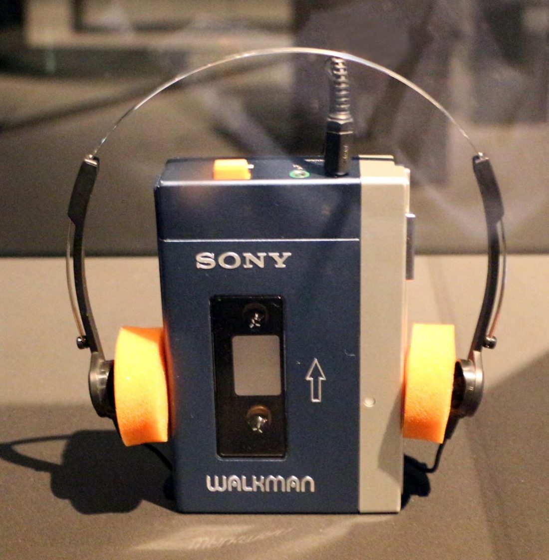 The Sony Walkman with MDR-3L2 Headphones (From: Sailko | https://commons.wikimedia.org/)