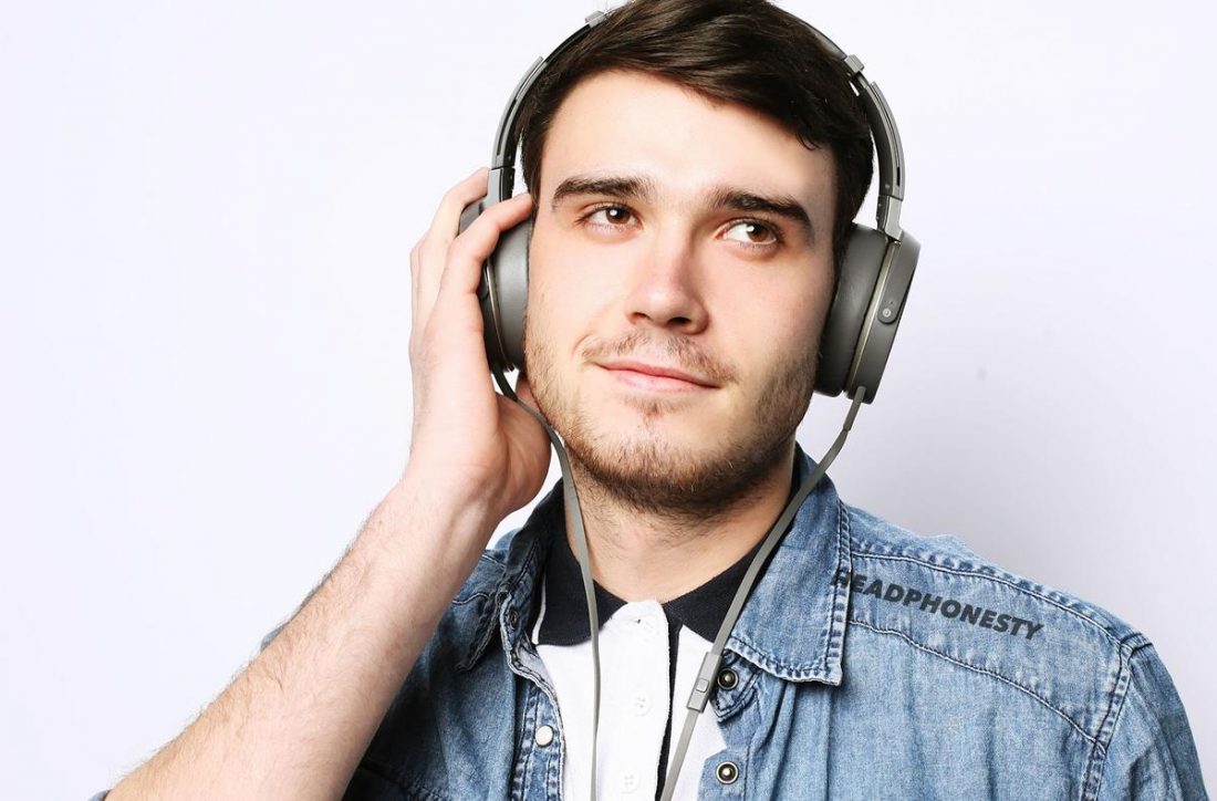 sammen hovedpine Materialisme How to Wear Headphones Correctly for Optimum Comfort and Function -  Headphonesty