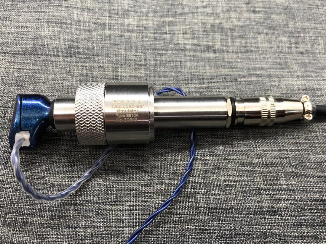 A Moondrop Starfield IEM inserted in the occluded-ear simulator.