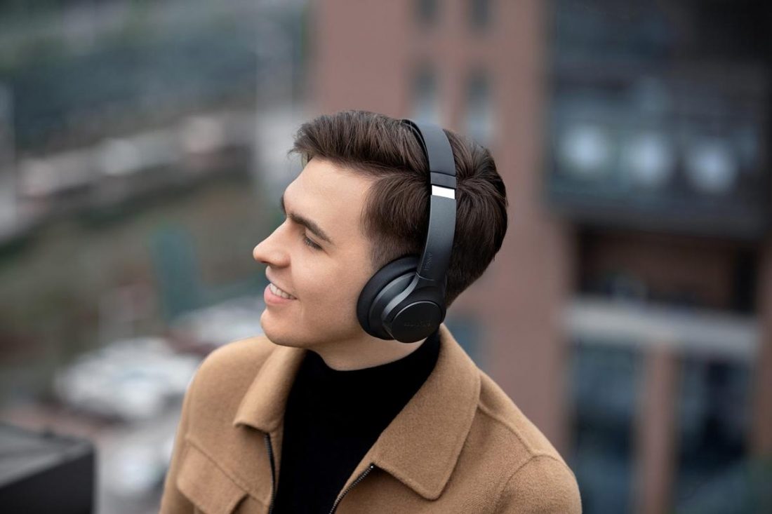 Man wearing Anker Souncore Life Q20 (From: Amazon)
