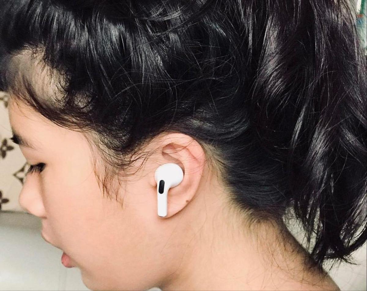 girl wearing earbuds, specifically, airpods