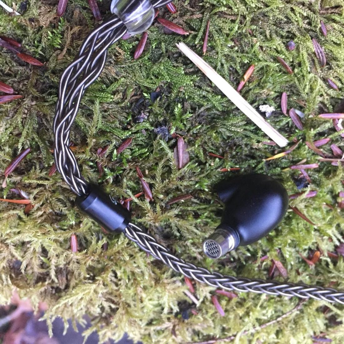 The LZ A7 resting on a moss-covered rock with its nice-looking cable