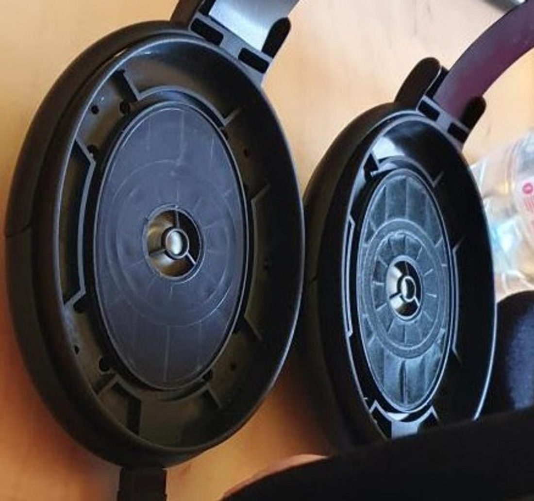 The HD580 on the left have a silk baffle, while those on the right have a paper baffle. Image courtesy of Adam from the HPHQ Discord.