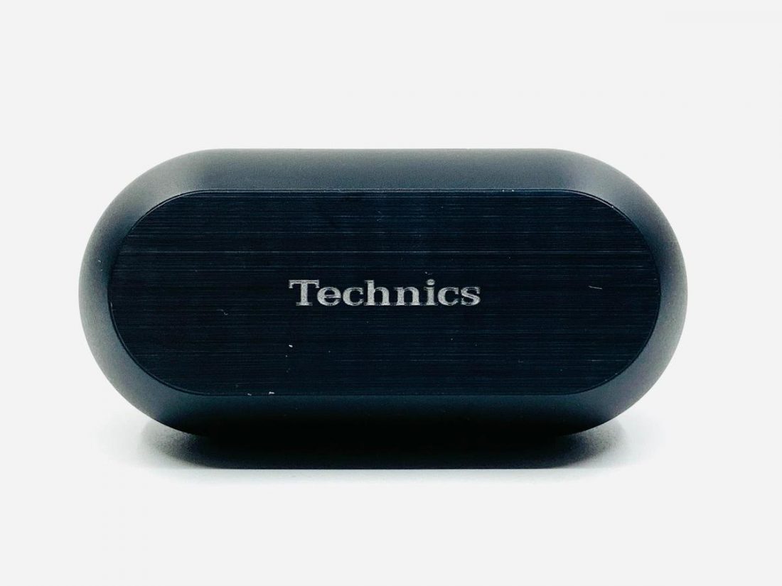 The charging case has a lightweight and high-grade appearance that utilises aluminium material, and features an upper surface hairline and engraved logo that symbolise the hi-fi audio products of Technics.