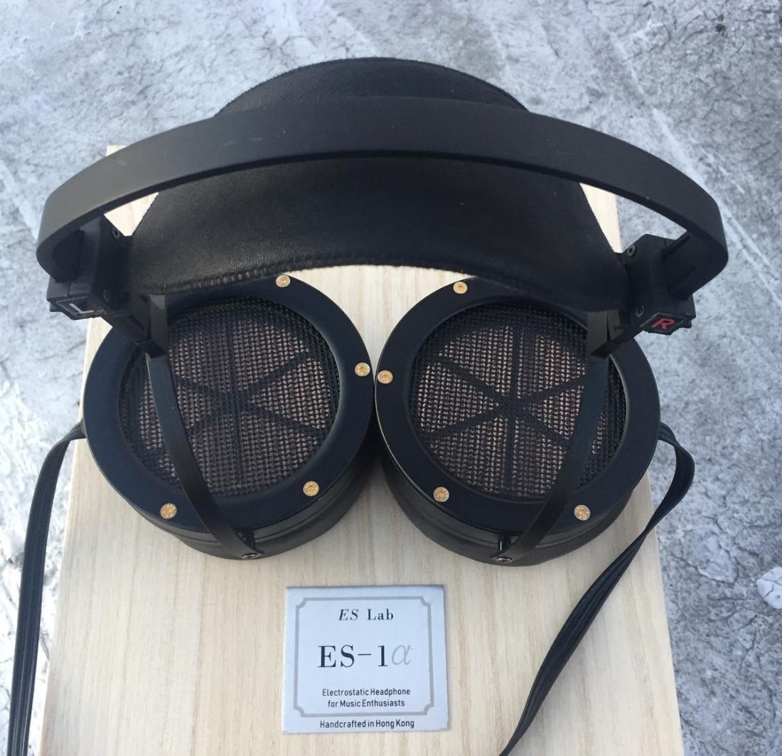 The earcups of the ES-1a pivot freely. This also allows you to press the earpads together, but do not do this! You may pop the fragile diaphragm.