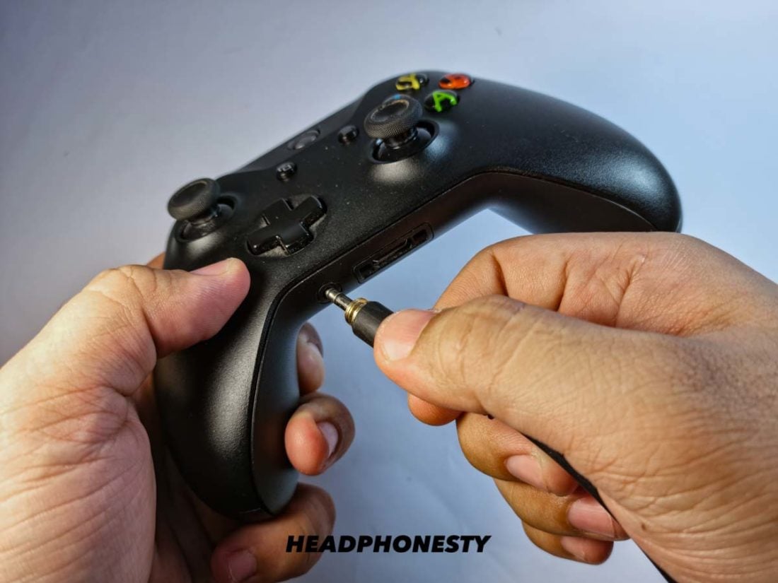 Plugging in gaming headphones into Xbox One controller