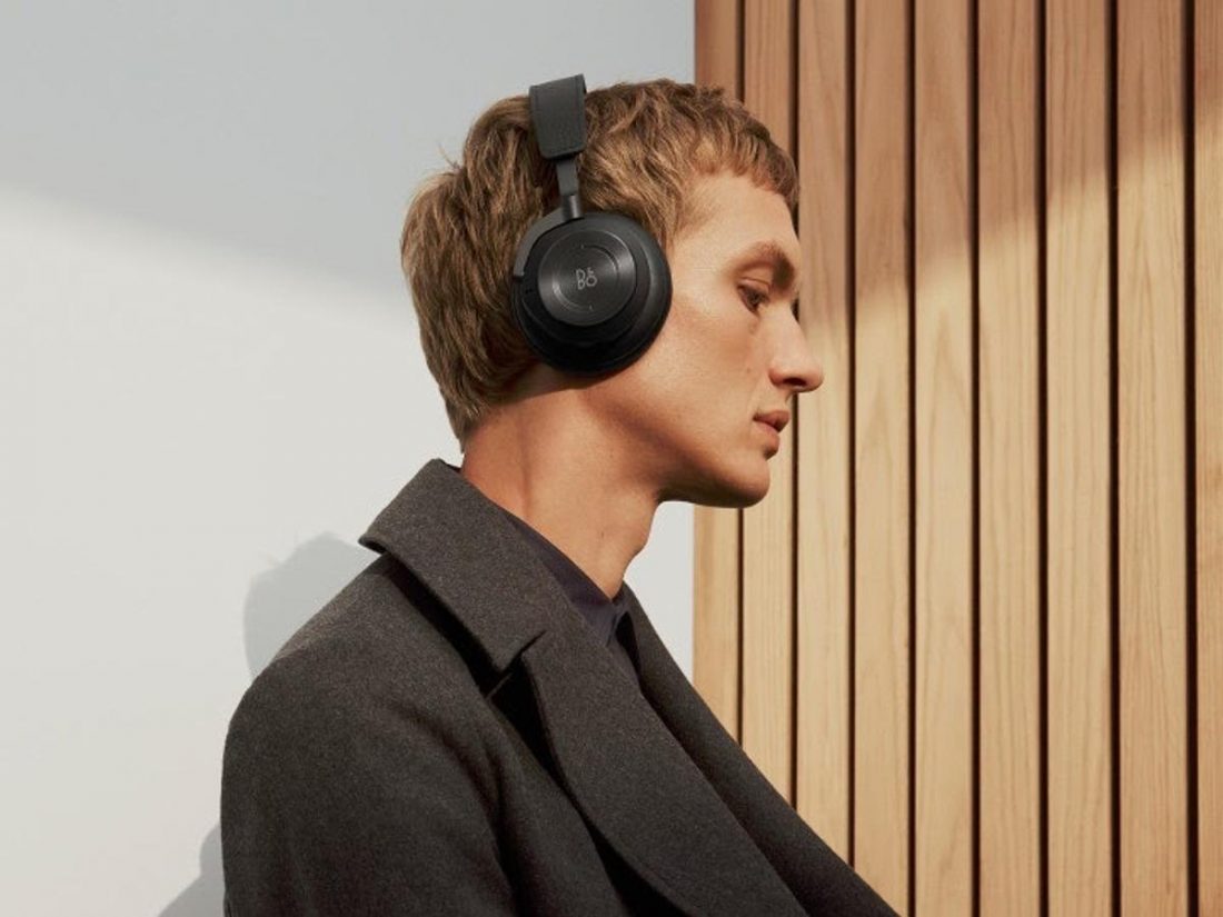 Side view of man wearing Beoplay H9 3rd Gen (From: Bang & Olufsen)