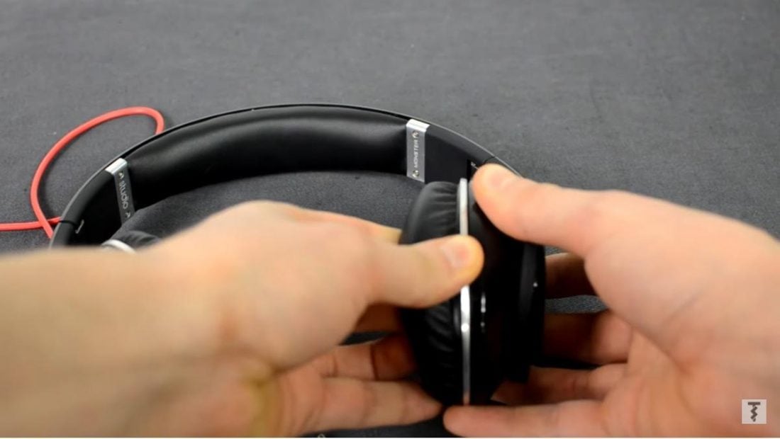 You can use your fingers to remove the ear pad from the headphones. (From: Youtube/Techscrew)