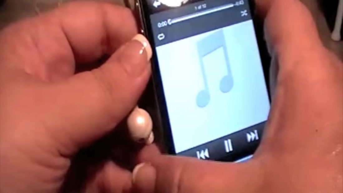 Connecting earphones to iPhone and playing music (From: Sandy Lareau/YouTube)