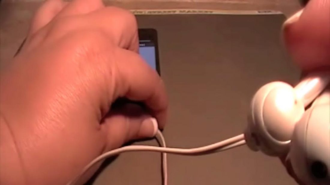 Checking the ends of earphone for short circuit (From: Sandy Lareau/YouTube)