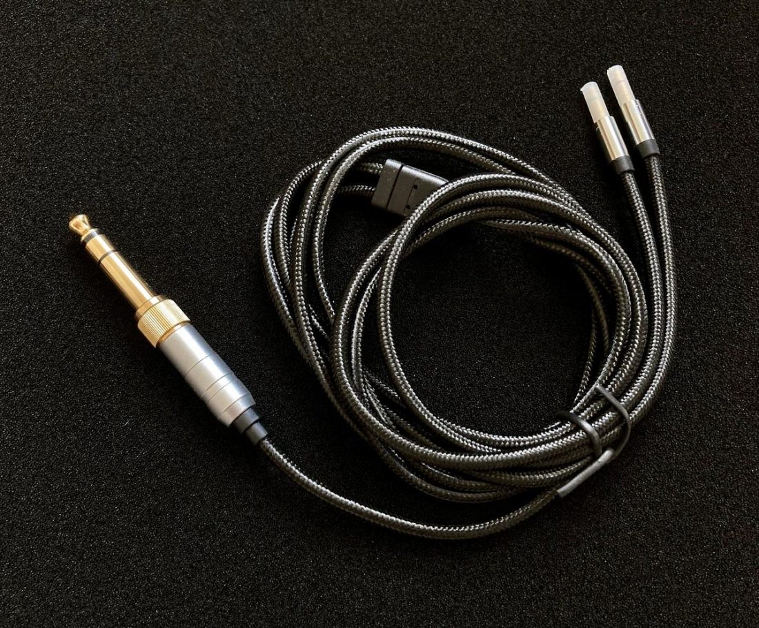 An impressive cable – with adapter – is included