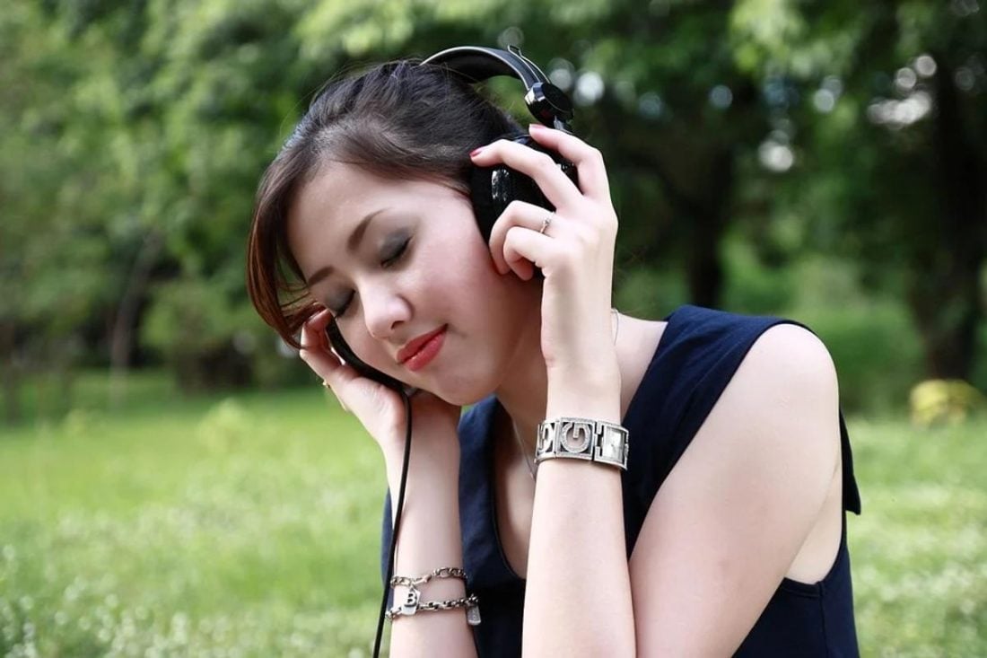 Girl wearing wired headphones (From: Pixabay)