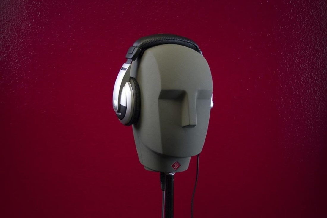 Dummy wearing over-ear headphones in the studio (From: Pixabay)