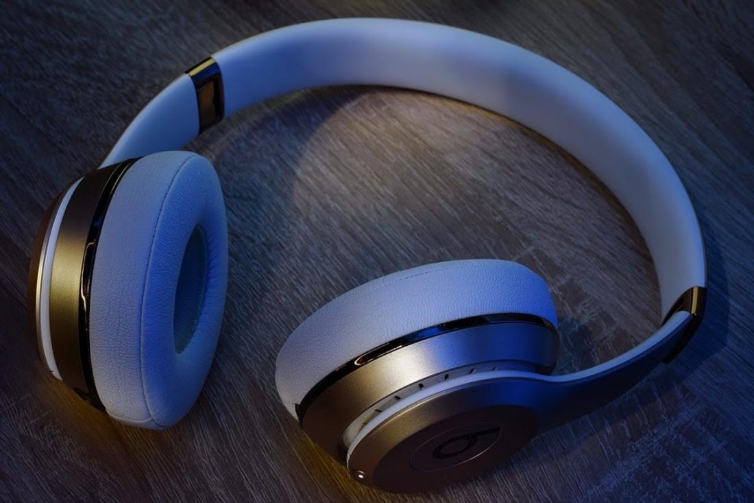 Beats by Dr. Dre white wireless headphones (From: Pixabay)
