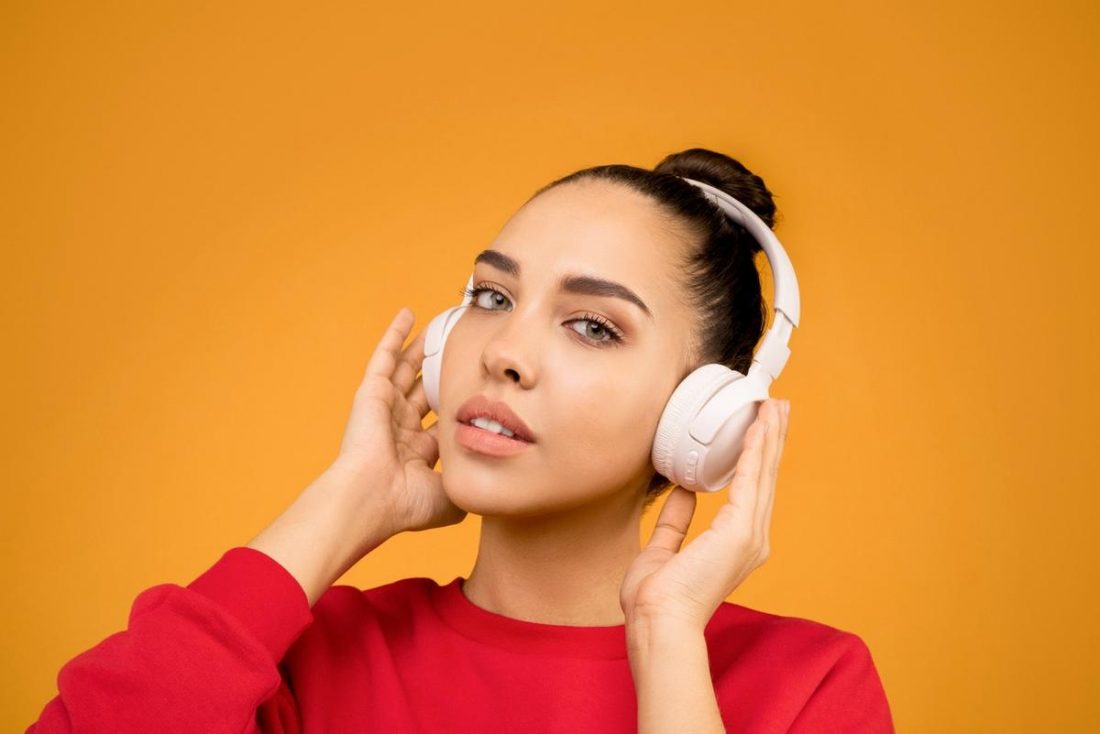 Woman wearing wireless headphones (From: Pexels)