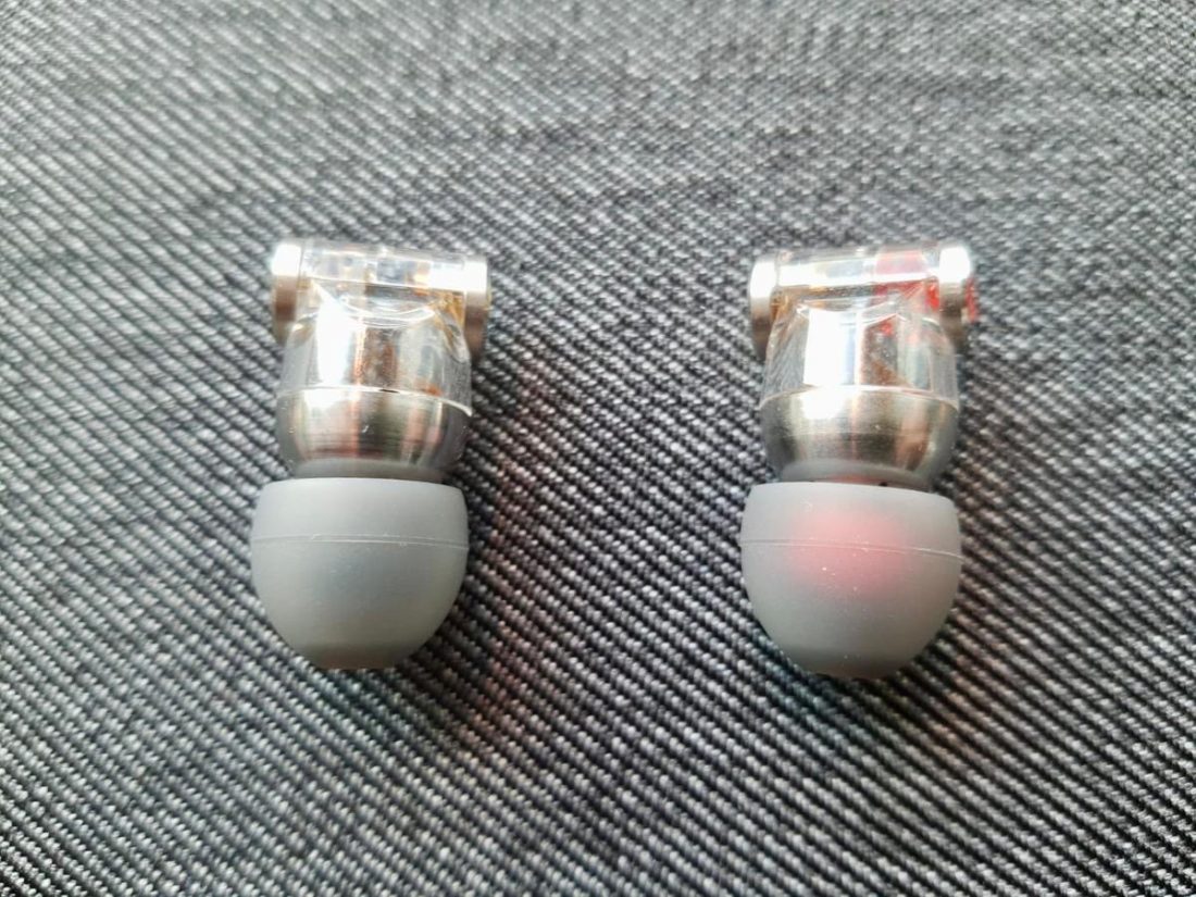 The transparent, colourless shell allows you to see the internal structure of the earphones.