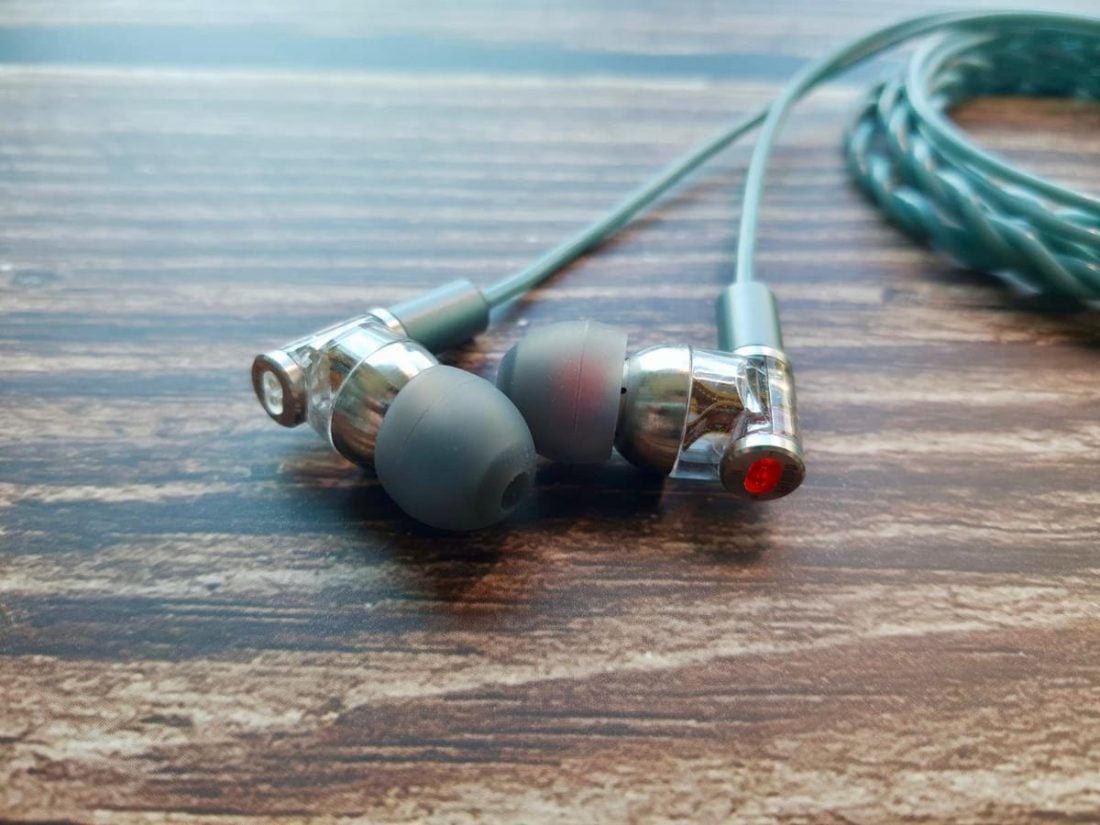 There are colour indicating the left and right earpieces. Attention to details can be seen here!