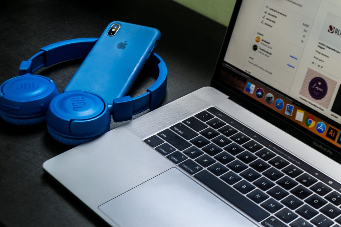 Connect Bluetooth headphones with mac (From: Pexels)
