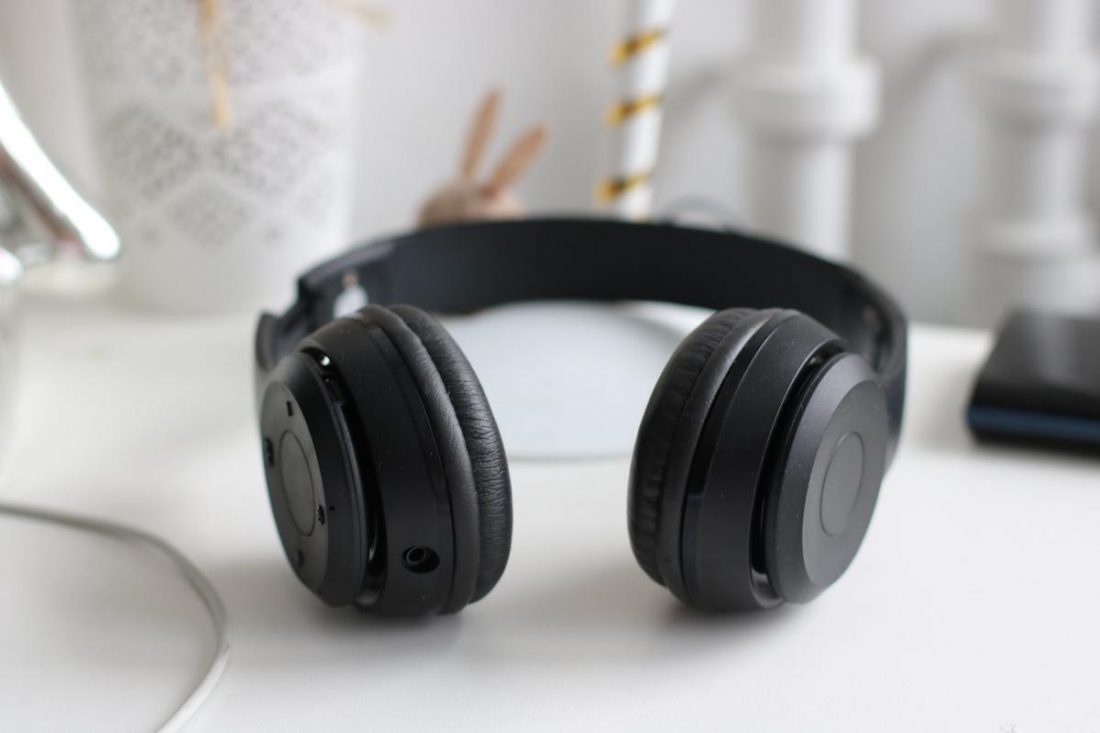 A pair of wireless headphones. (From: Pexels)