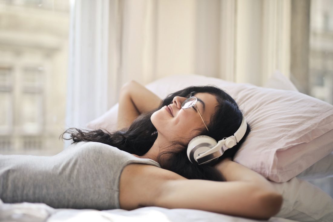Relaxing with noise cancellation (From: Pexels)
