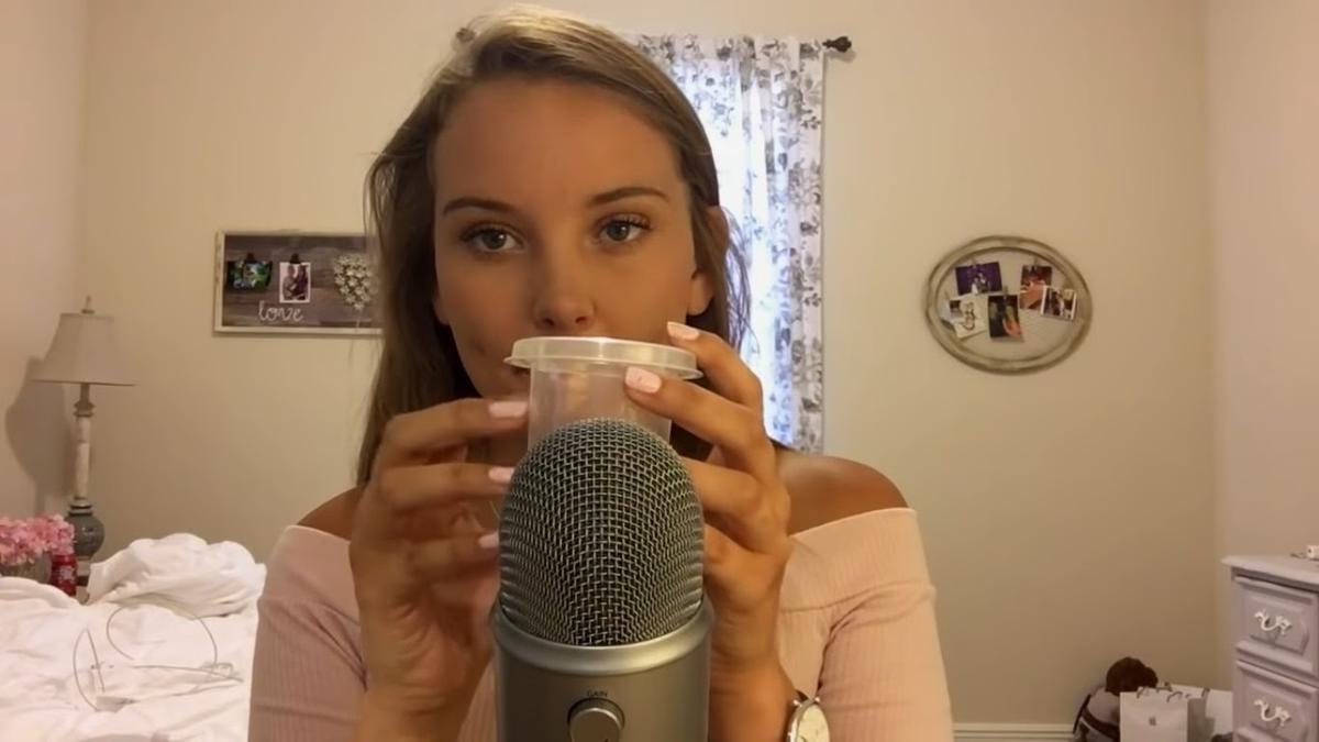 Producing tapping sounds for ASMR (From: Youtube/ASMR Darling)