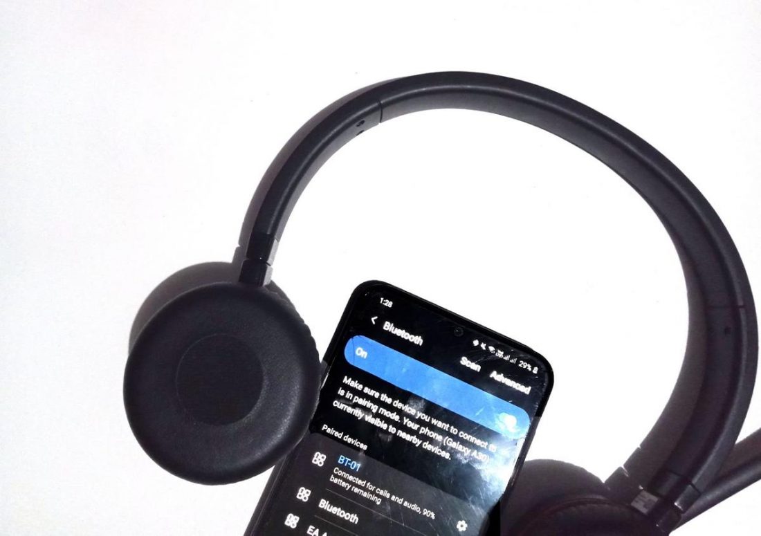 Bluetooth headphones connected with mobile phone