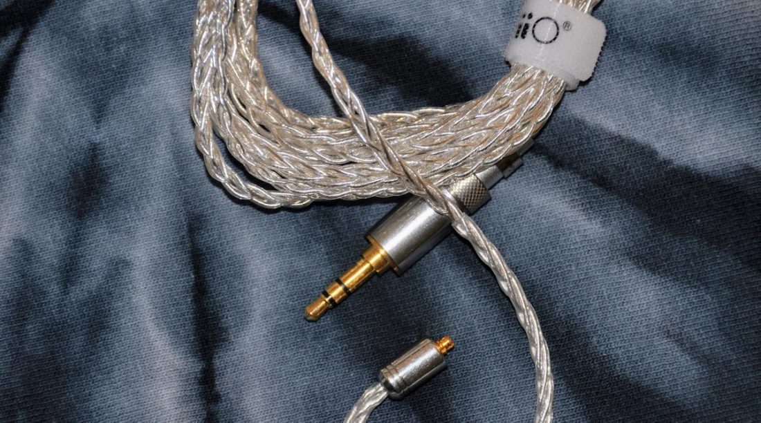 The included silver cable, 3.5mm plug (1 of 3 interchangeable plugs) and MMCX connection.