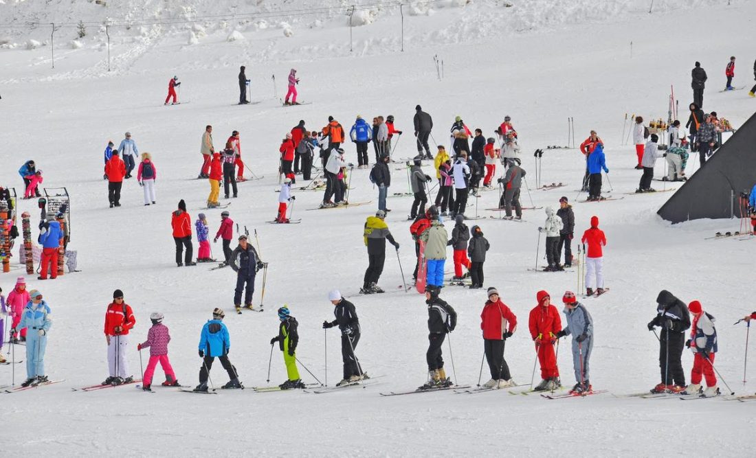 A typical snowboarding weekend crowd (From: Piqsels)