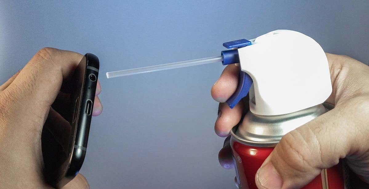 Cleaning heapdhone jack with air duster